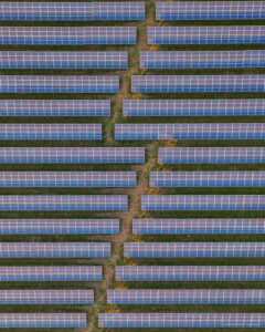 Zonnepanelen waar subtiel het symbool van elektriciteit in zit verwerkt.