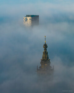 De Stevenskerk en de Nimbustoren in Nijmegen torenen boven de mist uit.